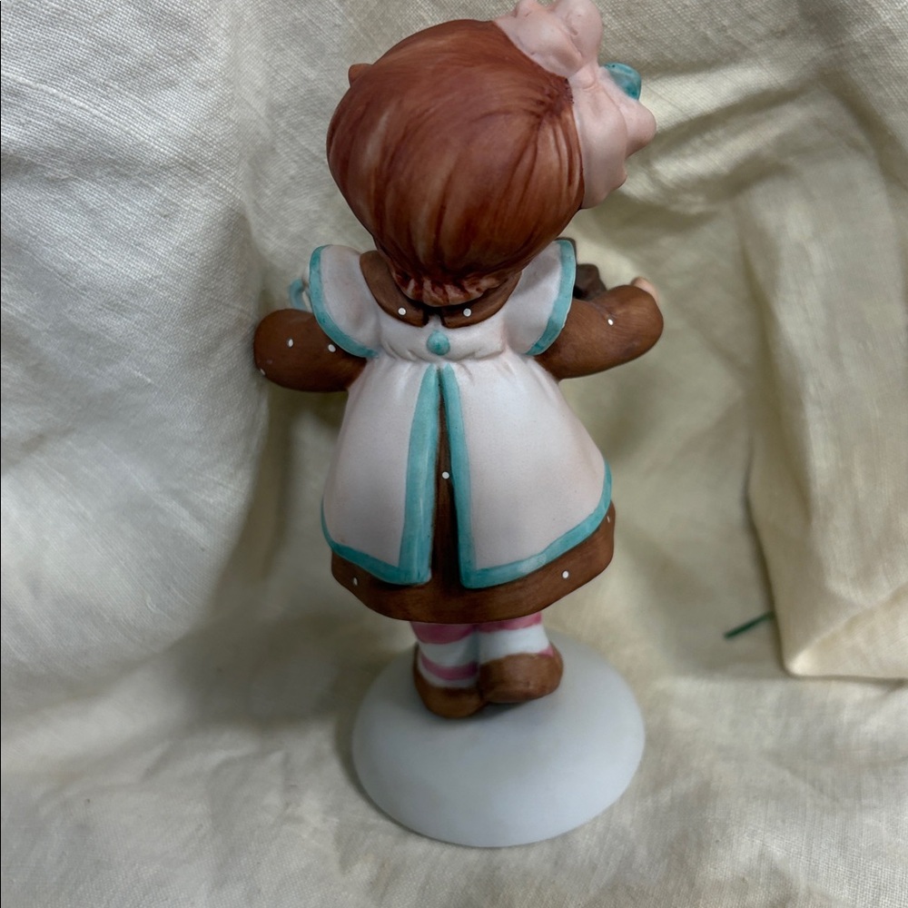 1993 Enesco Sisters & Best Friends figurine "Girl with Tray of Chocolate". - Picture 2 of 3